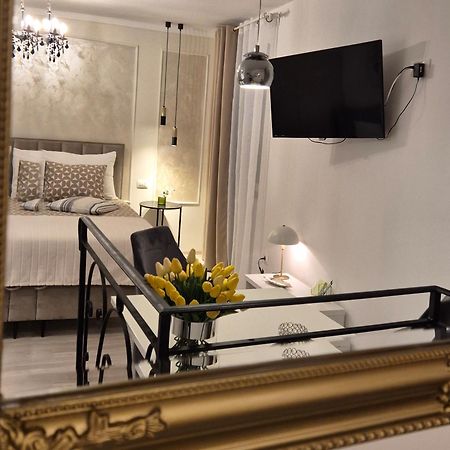 Studio Apartment Lily โรวีน ภายนอก รูปภาพ