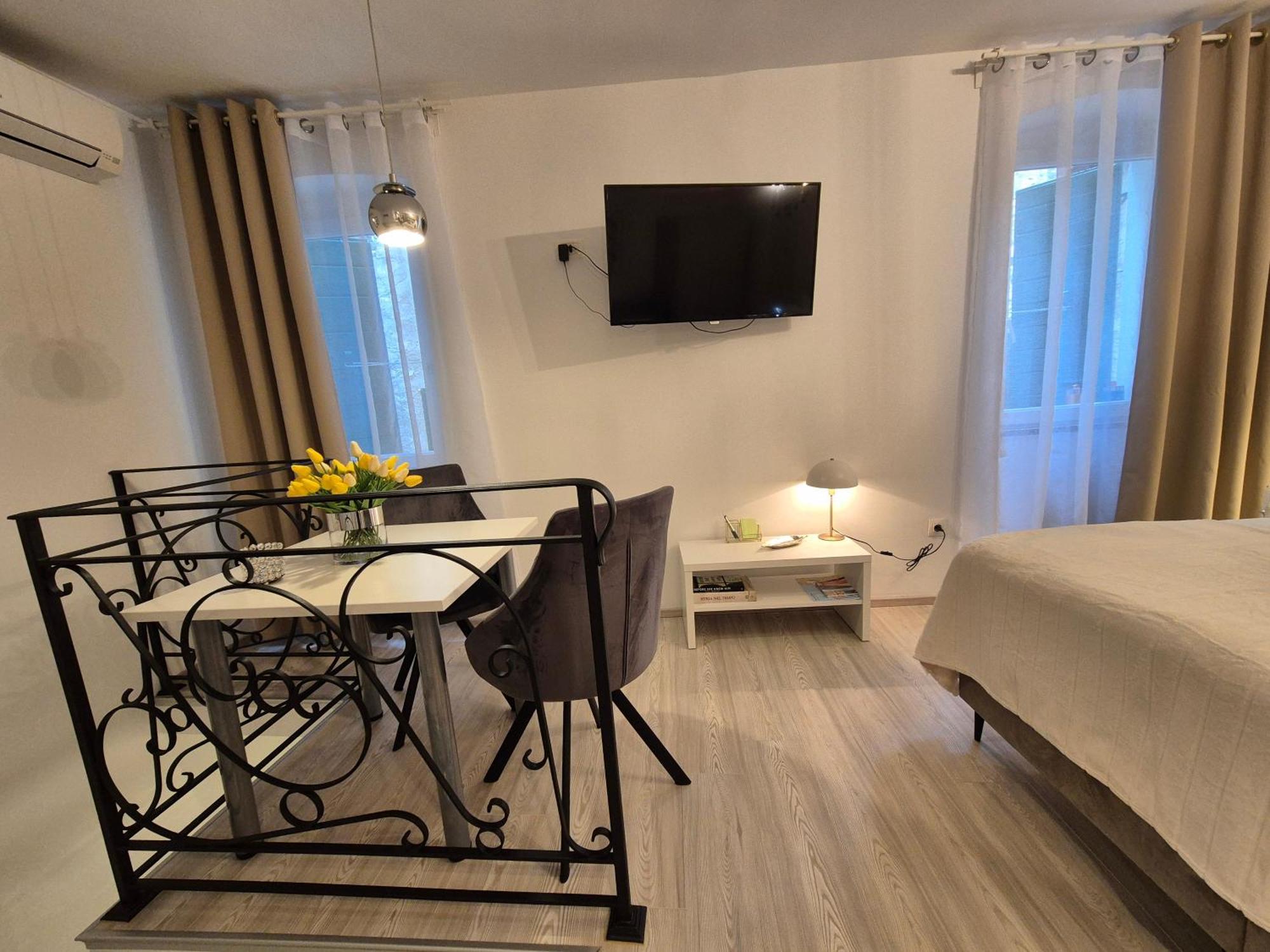 Studio Apartment Lily โรวีน ภายนอก รูปภาพ