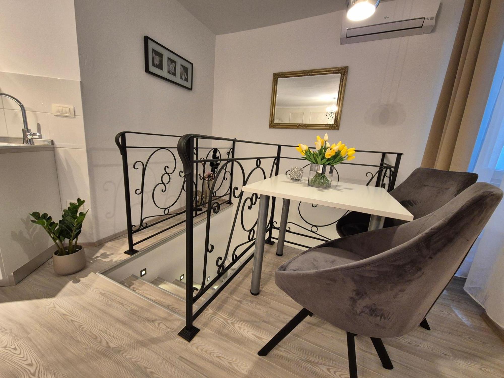 Studio Apartment Lily โรวีน ภายนอก รูปภาพ