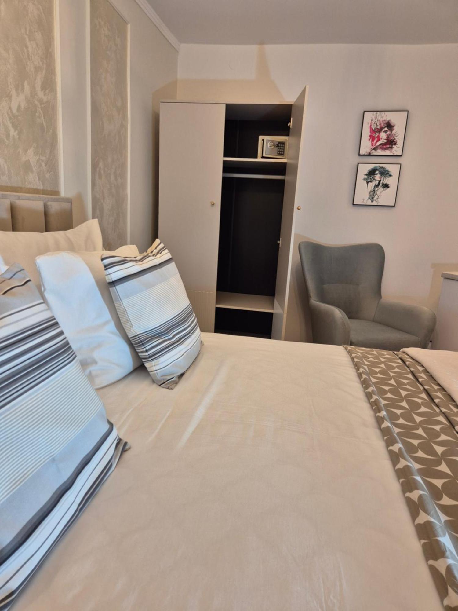 Studio Apartment Lily โรวีน ภายนอก รูปภาพ