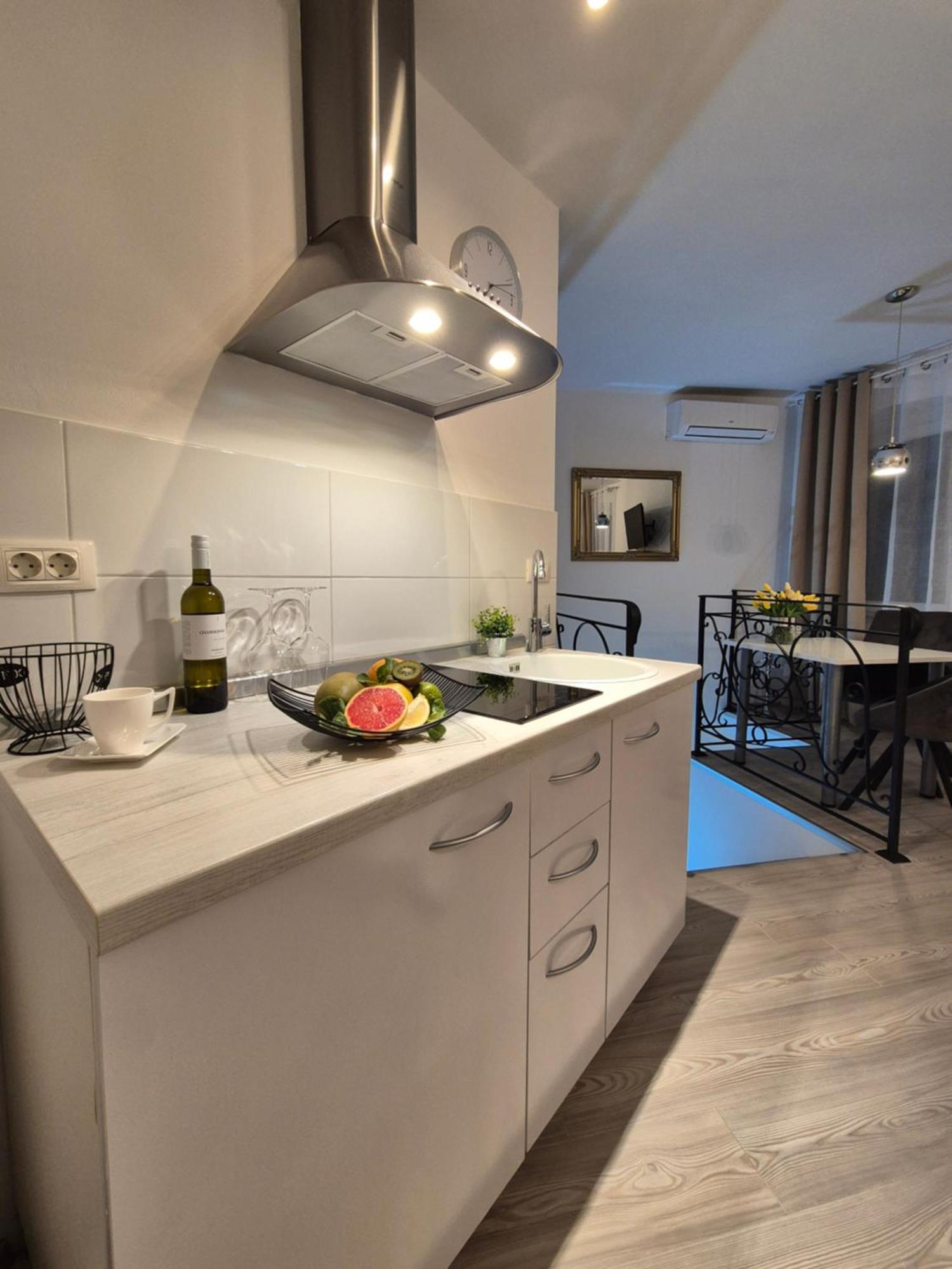 Studio Apartment Lily โรวีน ภายนอก รูปภาพ